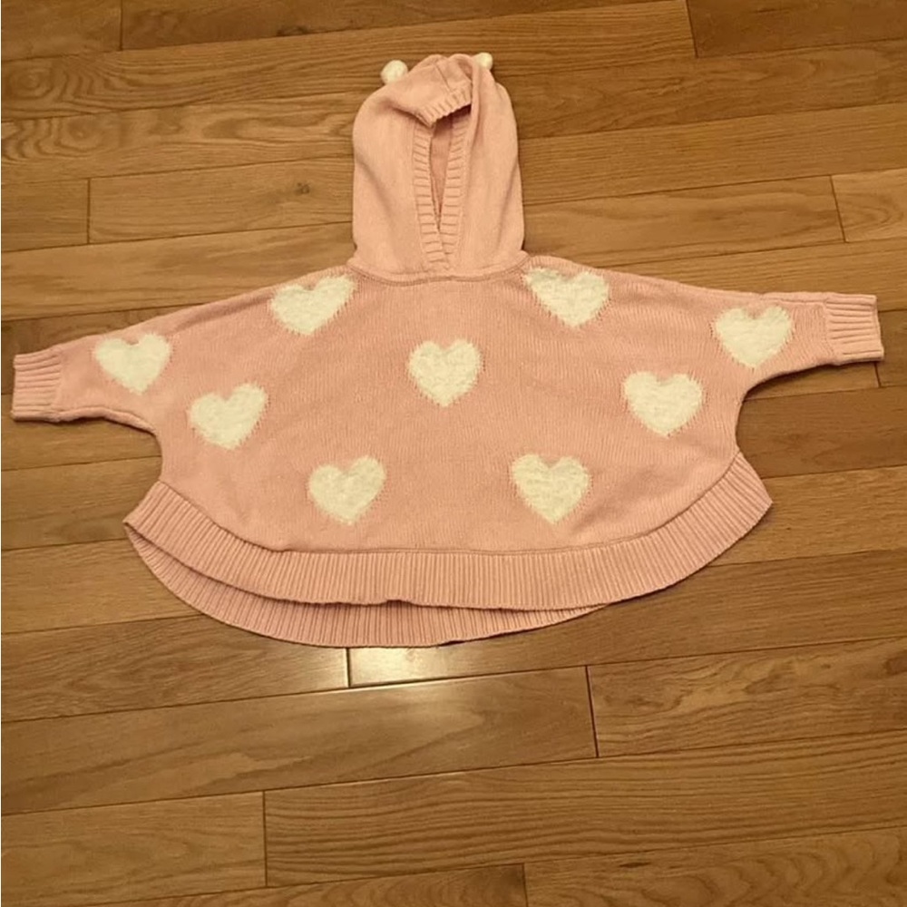LIKE NEW gap 5T girls sweater poncho with sleeves and hearts. Valentine’s Day!